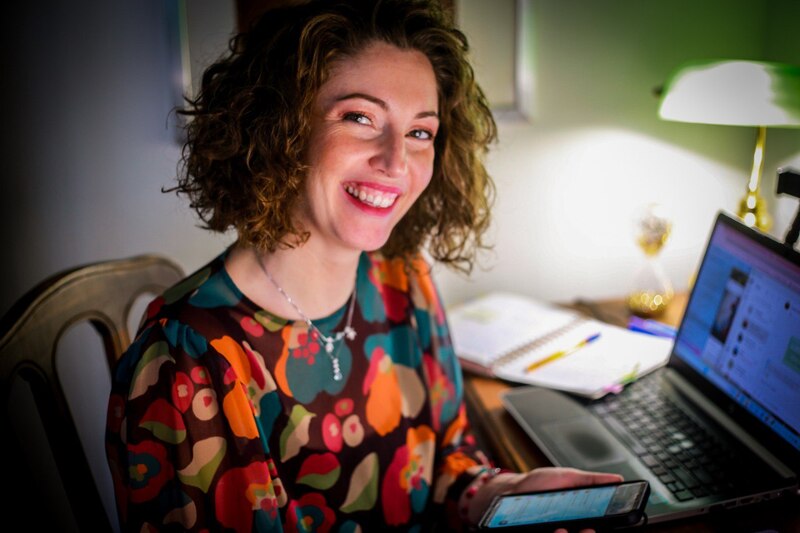 elisabetta ciampoli alla postazione di lavoro